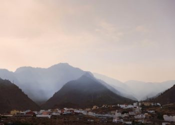 Thousands of evacuees return home as Tenerife wildfire eases
