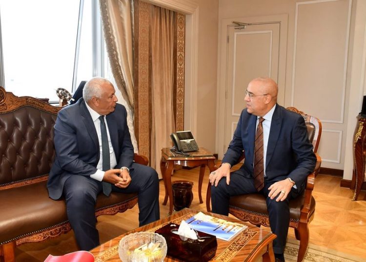 Service, development projects in New Valley under review 1 - Egyptian Gazette Minister of Housing Assem el-Gazzar during his meeting yesterday with Governor of the New Valley Major General Mohamed el-Zamlot