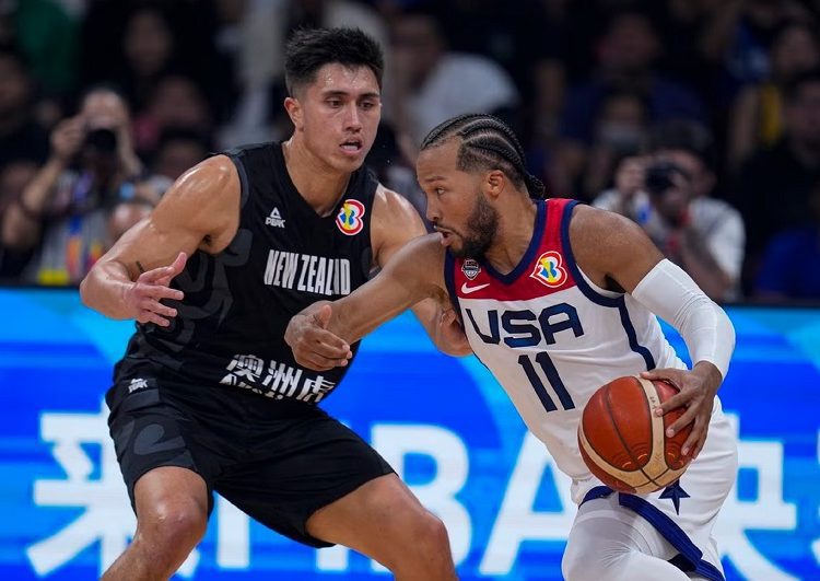 US guard Jalen Brunson (R) drives on New Zealand forward Reuben Te Rangi during a Basketball World Cup group C match in Manila.