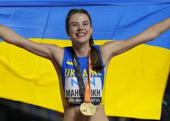 Bol takes 4x400m gold, Yaroslava soars to jump title
