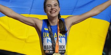 Bol takes 4x400m gold, Yaroslava soars to jump title