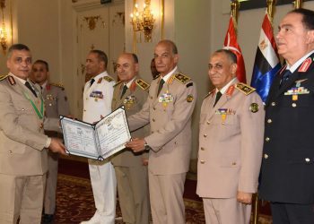 Defense minister honors retired army commanders