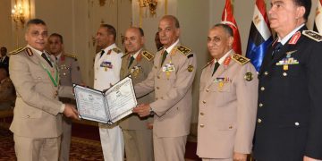Defense minister honors retired army commanders