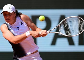 Swiatek survives Zheng scare to reach Cincinnati quarter-finals