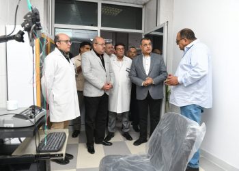 Minister tours Specialised Medical Centre in Helwan