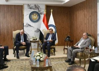 Oil minister confers with Apache officials on exploration activities in Med. Sea