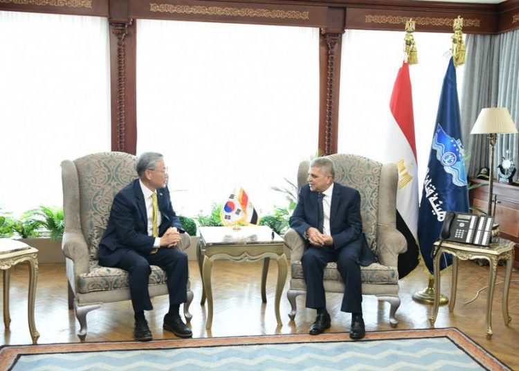 SCA eyes more South Korean investment projects 1 - Egyptian Gazette SCA Chairman Osama Rabie during his meeting on Sunday with South Korean Ambassador in Cairo Kim Yong-Hyun.