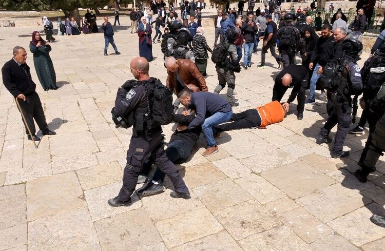 Israeli settlers storm Al Aqsa mosque under protection of occupation troops 2 - Egyptian Gazette Israeli settlers storm Al Aqsa mosque under protection of occupation troops 1 - Egyptian Gazette