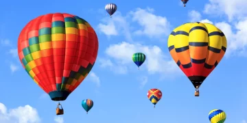 23 hot air balloons fly in Luxor, carrying 470 tourists