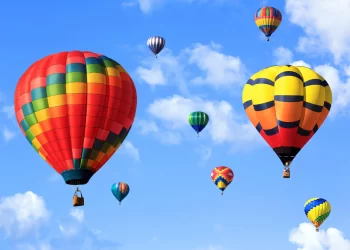 27 hot air balloon flights fly over Luxor, carrying 450 tourists