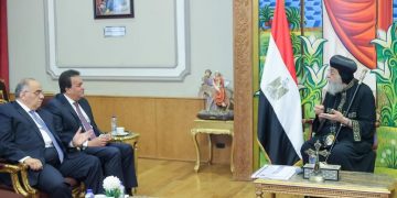 Health min., Pope Tawadros discuss developing Coptic Hospital in Cairo