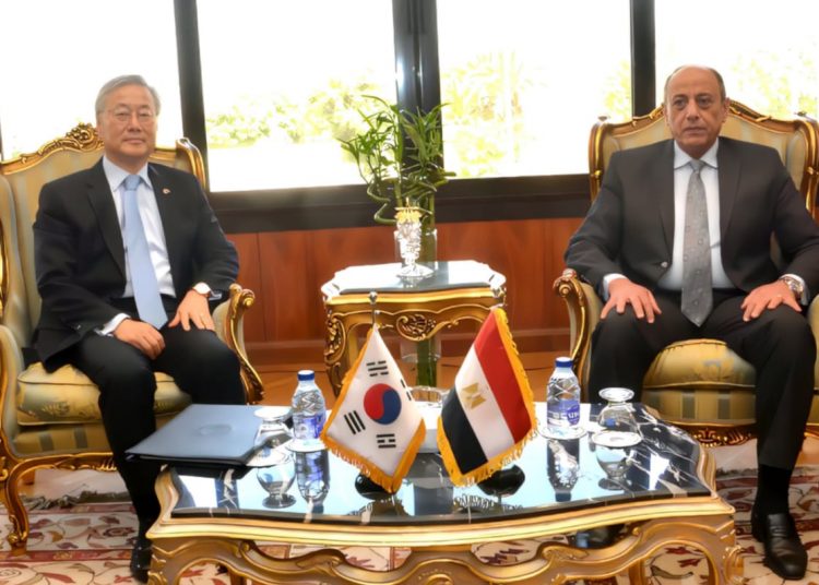 Minister of Civil Aviation Mohamed Abbas Helmy with South Korea Ambassador Kim Young-hyun.