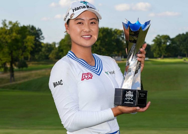 Lee beats Hull in Cincinnati 1 - Egyptian Gazette Minjee Lee holds the trophy after winning the Kroger LPGA Championship in Cincinnati.