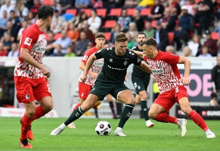 Bremen’s German forward Niclas Fuellkrug (centre) and Freiburg’s German midfielder Maximilian Eggestein vie for the ball during the German Bundesliga match in Freiburg on August 26, 2023.