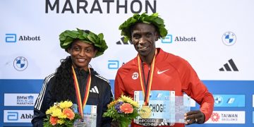 Assefa smashes marathon world record