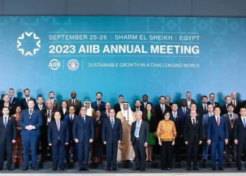 Sisi poses for photo with AIIB participants