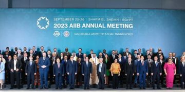 Sisi poses for photo with AIIB participants