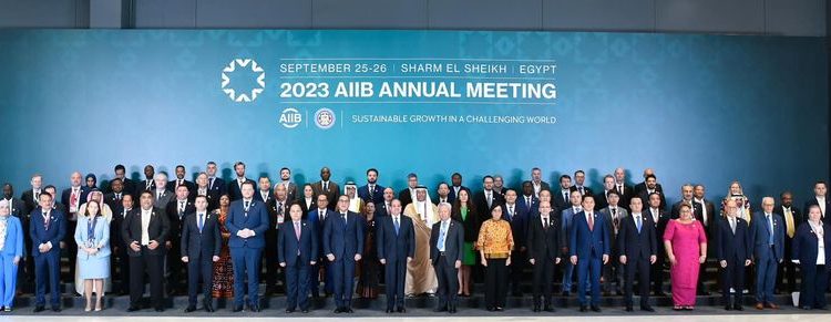 Sisi poses for photo with AIIB participants 2 - Egyptian Gazette Sisi poses for photo with AIIB participants 1 - Egyptian Gazette