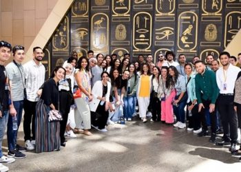 Emigration min. accompanies young expats for tour of NMEC