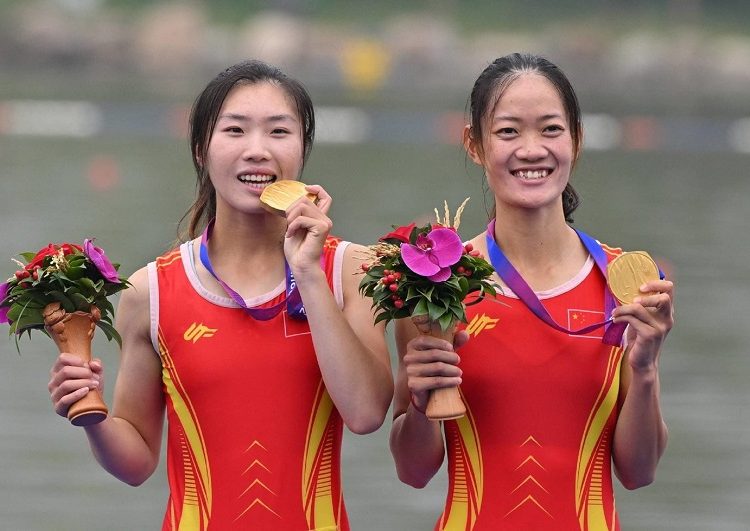 China off to golden start at Asian Games 1 - Egyptian Gazette Gold medallists China's Zou Jiaqi and Qiu Xiuping pose for a photo during a medal ceremony after the women's light-weight double sculls final event of rowing during the Asian Games in Hangzhou on September 24, 2023.