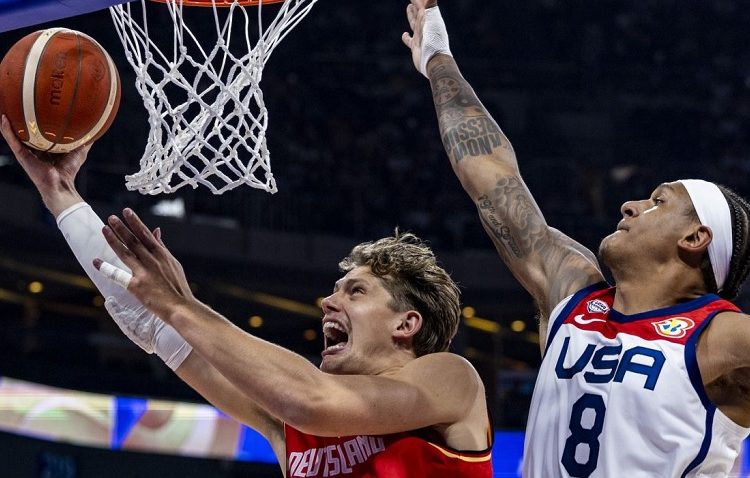 Germany’s Moritz Wagner (L) drives to the basket against Paolo Banchero during the FIBA Basketball World Cup semi-final.