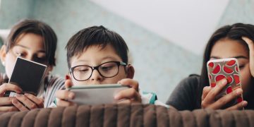 What to look for when choosing your teen’s 1st smartphone