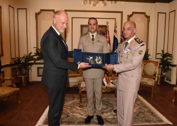 Defence min. meets his Hungarian counterpart for cooperation talks