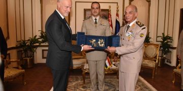 Defence min. meets his Hungarian counterpart for cooperation talks