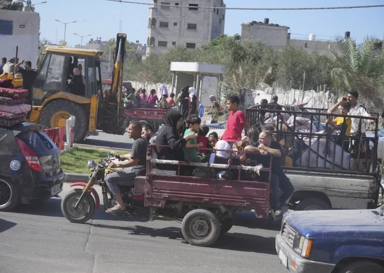 Palestinians struggling to flee south in Gaza after Israel gives an evacuation order 1 - Egyptian Gazette