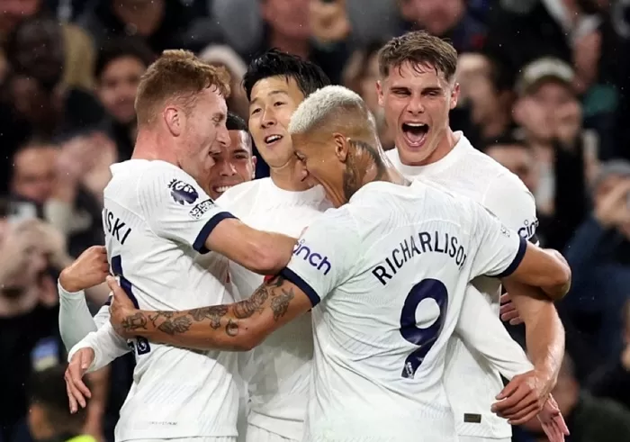 EPL: Tottenham goes top with victory over Fulham 1 - Egyptian Gazette Tottenham Hotspur's Son Heung-min celebrates scoring their first goal with teammates at the Tottenham Hotspur Stadium in London.