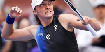 Swiatek coasts to China Open title