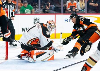 Vatrano leads Ducks past Flyers 7-4