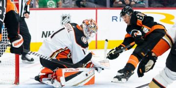 Vatrano leads Ducks past Flyers 7-4