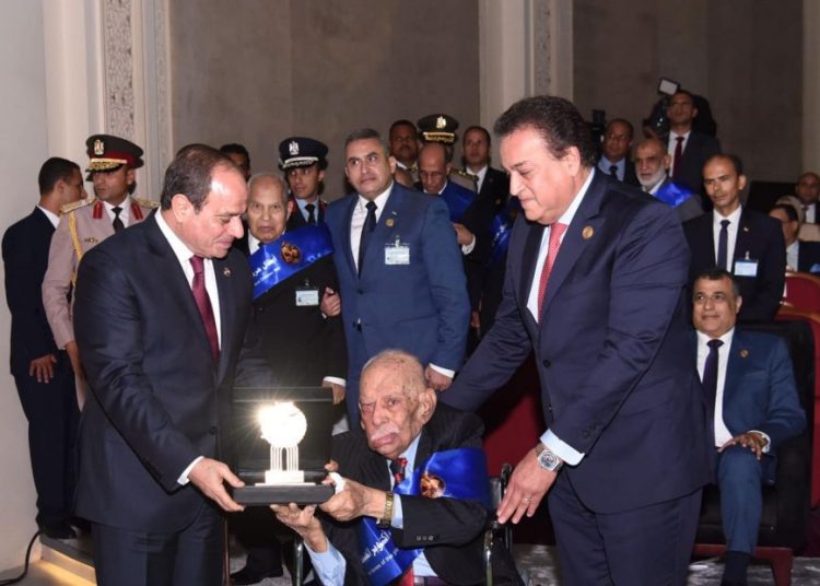 Sisi honors some October War heroes 2 - Egyptian Gazette Sisi honors some October War heroes 1 - Egyptian Gazette