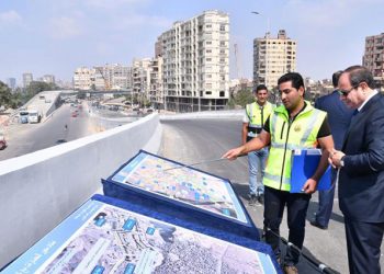 President inspects road axes in Greater Cairo
