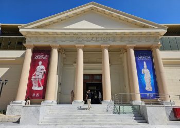 Graeco-Roman Museum: Selfie with a stately statue