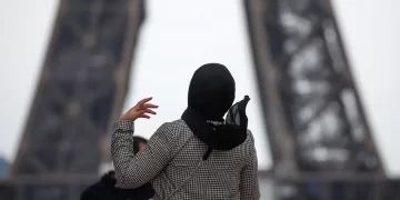 Hijab-wearing woman shot by police in Paris metro, condition critical 1 - Egyptian Gazette Hijab-wearing woman shot by police in Paris metro, condition critical