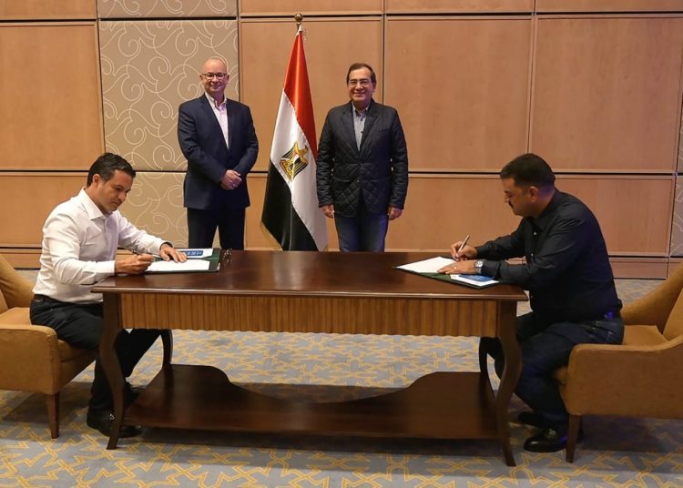 Petroleum Ministry: New contract for gold exploration worth dlrs 2.5 mn inked 1 - Egyptian Gazette