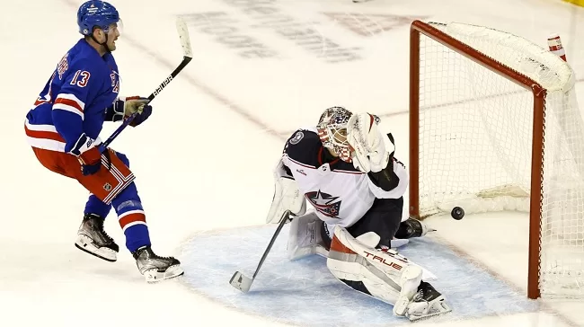 Avalanche beats Kraken 5-1 1 - Egyptian Gazette New York Rangers Alexis Lafreniere (R) scores the winning goal against Columbus Blue Jackets goaltender Elvis Merzlikins during an NHL hockey game in New York.