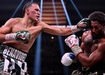 Benavidez stops Andrade after 6 rounds