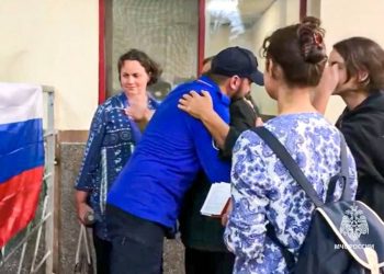 First group of Russians evacuated from Gaza arrives in Cairo