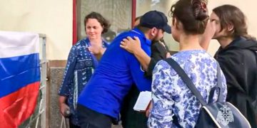 First group of Russians evacuated from Gaza arrives in Cairo