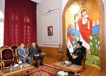 Housing min. meets with Pope Tawadros to follow up building churches in new cities