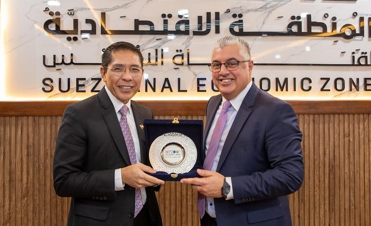 SCZONE chief: We seek cooperation with Singapore in maritime services 1 - Egyptian Gazette Chief Executive Officer (CEO) of the General Authority for the Suez Canal Economic Zone (SCZONE) Walid Gamal el-Din after his meeting with Singaporean Minister in the Prime Minister's Office, Second Minister for Education and Minister for Foreign Affairs, Mohamad Maliki Osman.