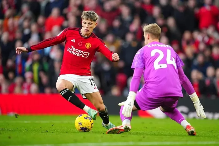 Spurs slip up at Wolves, Arsenal wins 1 - Egyptian Gazette Manchester United's Alejandro Garnacho (L) challenges for the ball with Luton Town's goalkeeper Thomas Kaminski during the English Premier League.