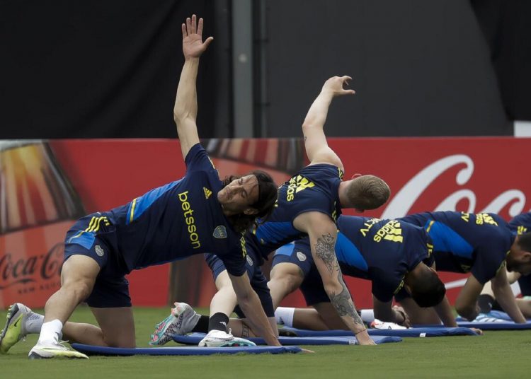 Boca Junior's Edinson Cavani stretches during team training in Rio de Janeiro, Brazil. Boca Juniors will face Brazil's Fluminense for the Copa Libertadores championship match on November 4.