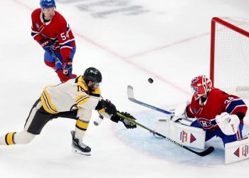 Bruins roll past Canadiens 5-2