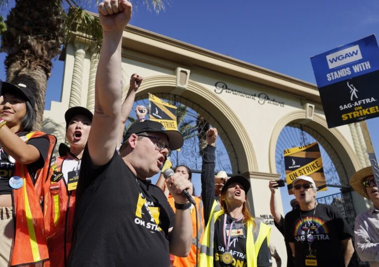 Hollywood celebrates strike end as actors get back to work 1 - Egyptian Gazette SAG-AFTRA chief negotiator Duncan Crabtree-Ireland, left, rallies striking actors in outside Paramount Pictures studio in Los Angeles.