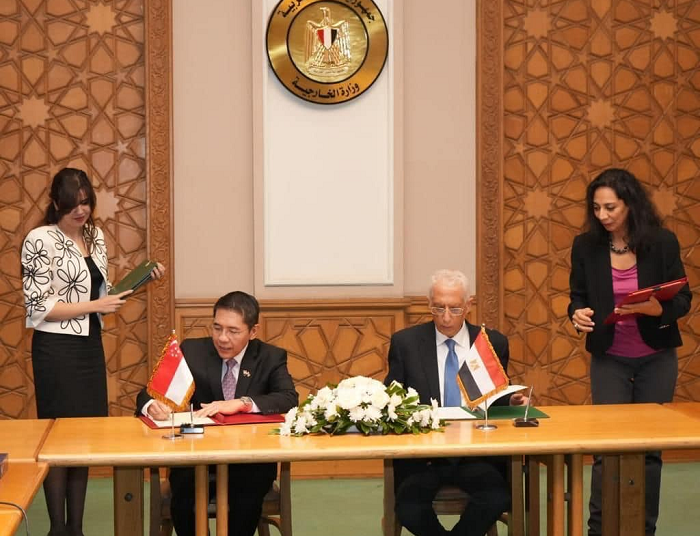 Deputy Foreign Minister for African Affairs Hamdy Sanad Loza (R) after a meeting with Singapore's Minister in the Prime Minister's Office, Second Minister for Education & Foreign Affairs Mohamad Maliki Osman.