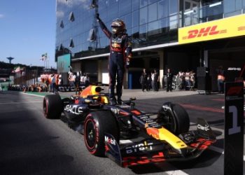 Jet-lagged F1 circus ready for final showdown